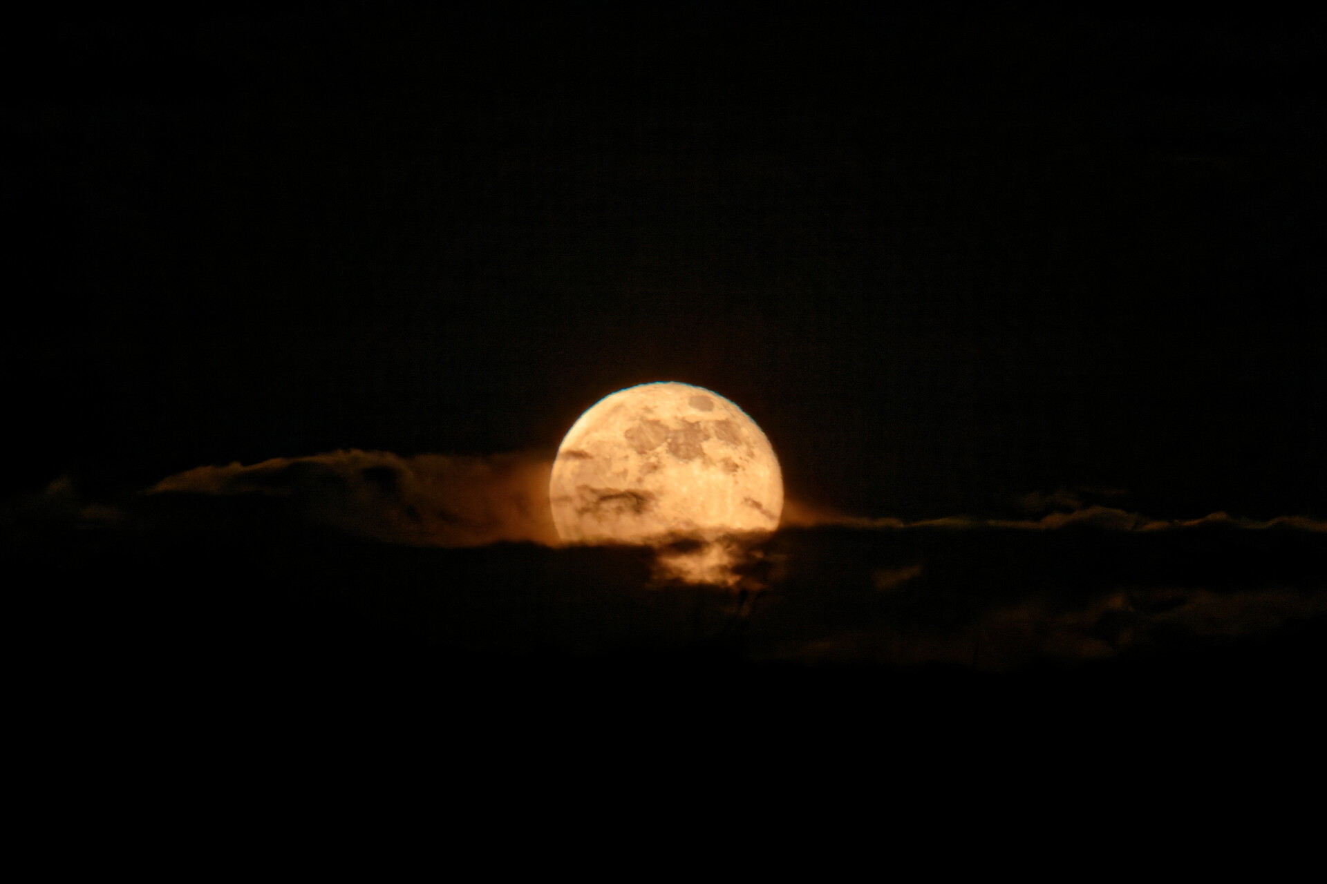 Vollmond 27.4.2021, Canon 6D, 100-400mm + Telekonverter (560mm), ISO3200, 1/60s, f5.6