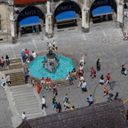 Fischbrunnen auf dem Marienplatz.jpg